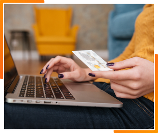 Zahlung mit Amazon Pay am Laptop im Online-Shop