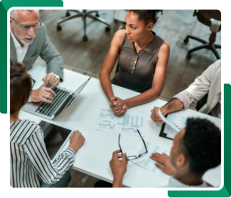 Team bespricht CRM- und Marketing-Automatisierung mit Brevo
