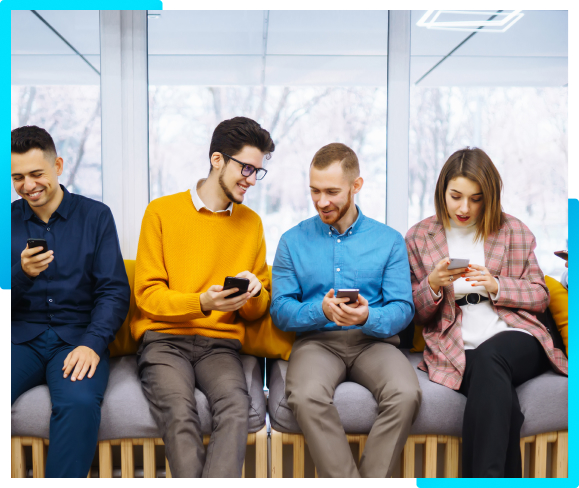 Junge Menschen nutzen Gini App zur mobilen Bezahlung