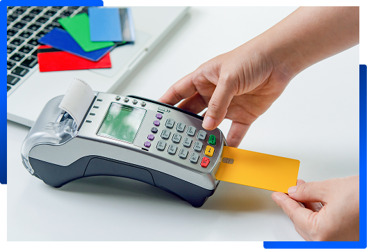 Bezahlung mit Karte an einem Kassenterminal im Ladengeschäft