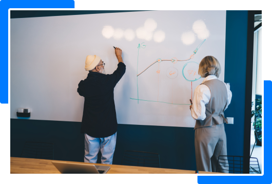 Zwei Beraterinnen skizzieren einen E-Commerce-Prozess am Whiteboard