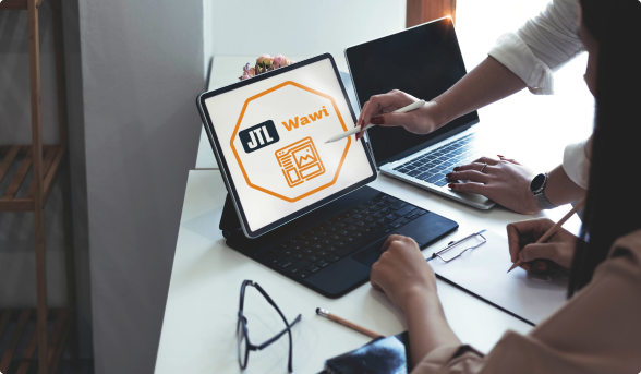 JTL-Wawi auf einem Tablet neben Laptop und Notizen am Arbeitsplatz