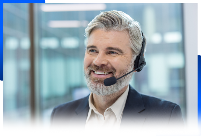 JTL Experte mit Headset beantwortet Supportanfragen