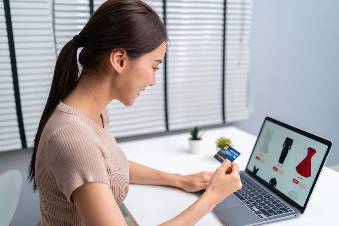 Kundin kauft Produkte auf einem Online-Marktplatz am Laptop ein