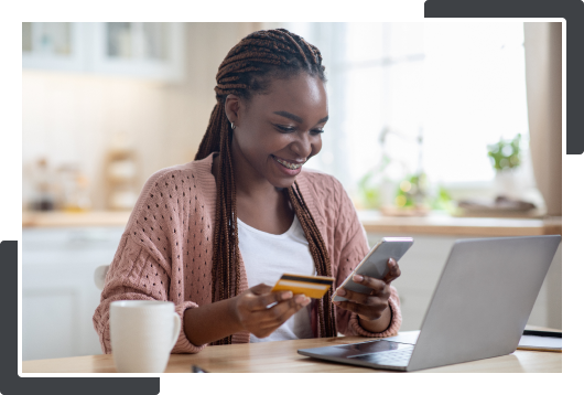 Frau zahlt online mit Smartphone und Karte – sichere Bezahlmethode im E-Commerce