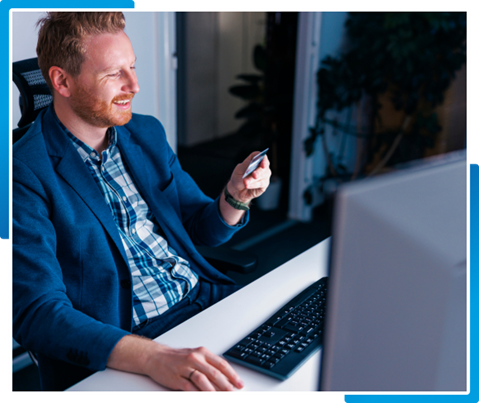 Mann zahlt online mit PayPal am Computer im Büro