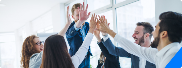 Team jubelt im Büro – Zusammenarbeit und E-Commerce Lösungen